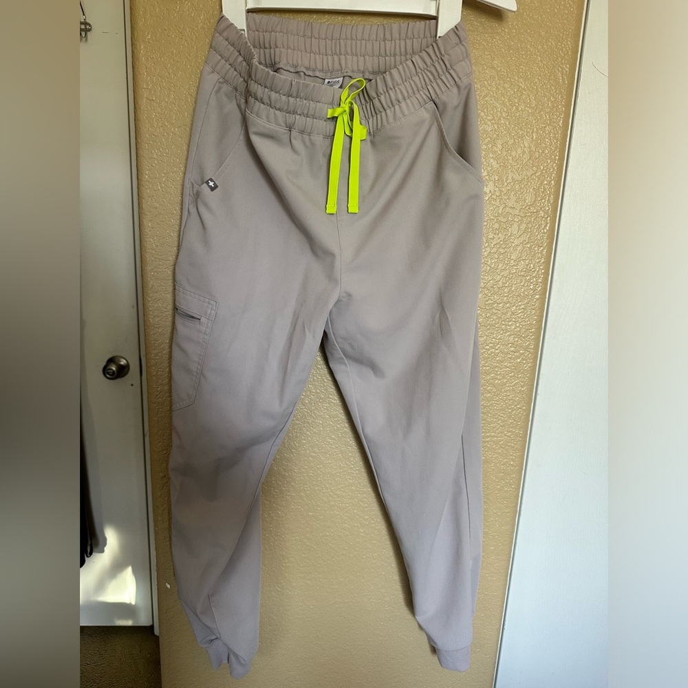 Figs scrunch waistband jogger.